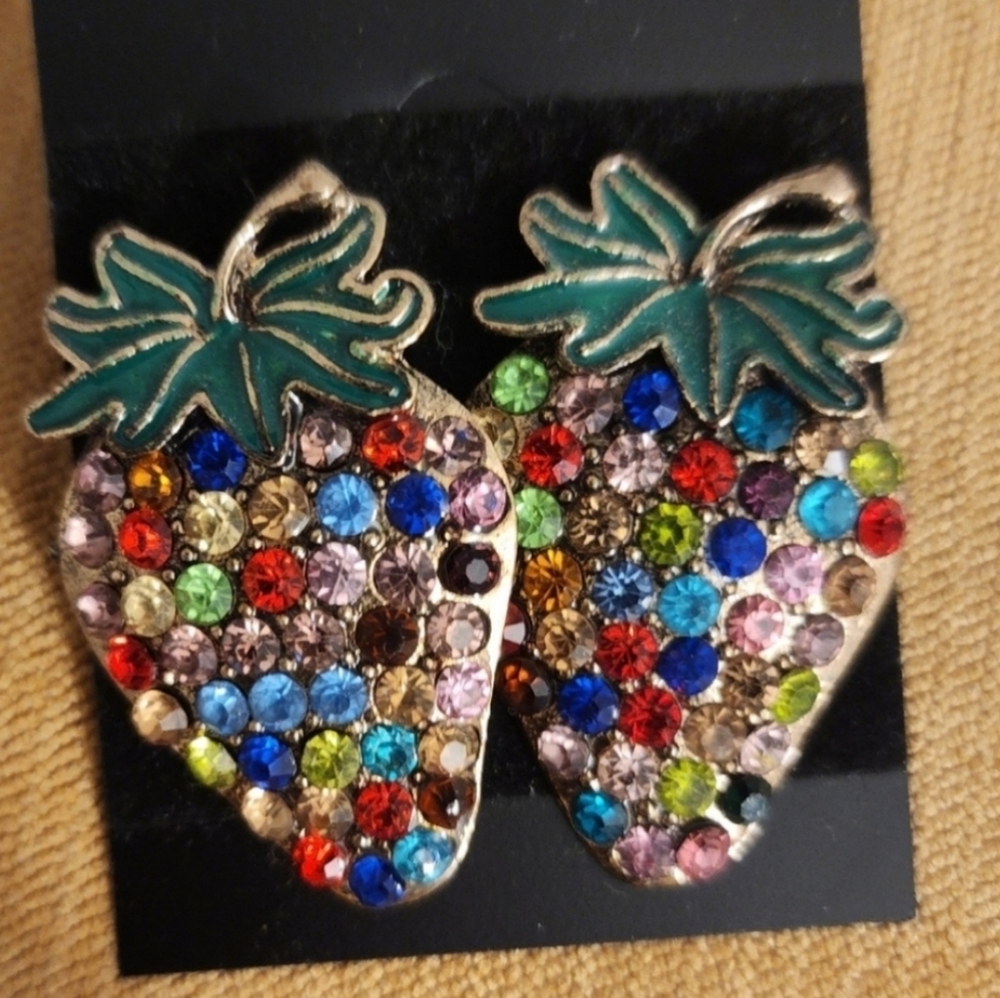 Strawberry earring - Picture 2 of 2